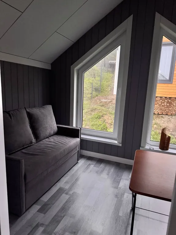 Дом с видом на море в лесу