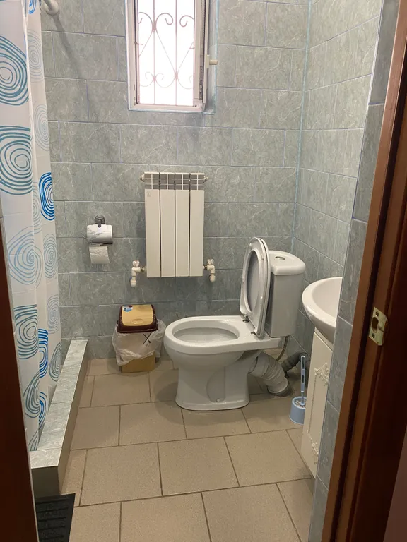 Комната - все имеется для проживания, отдельный вход