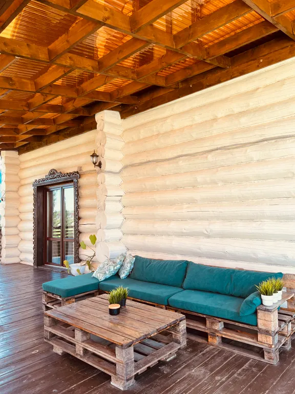 Красивый уютный бревенчатый дом с камином и видом на реку и церковь