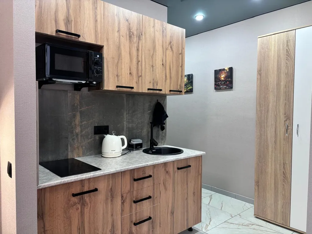 Квартира Потрясающая Студия напротив Терминала в центре Нефтяников — Омск