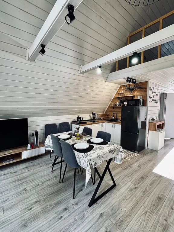 Дом A-frame с баней и джакузи под открытым небом в сосновом лесу