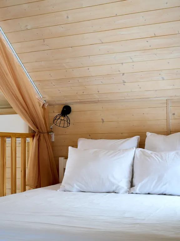 Дом на берегу реки с горячей купелью