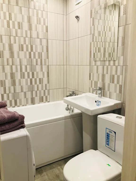 Уюдгая двухкомнатная квартира в центре на набережной