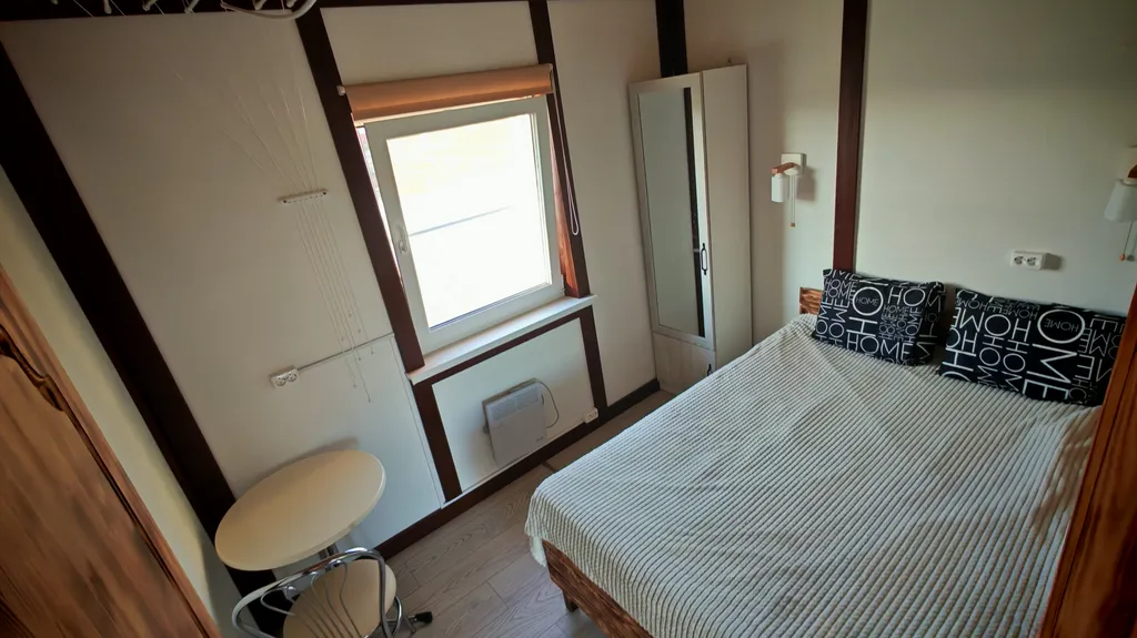 Дома и бани на берегу озера