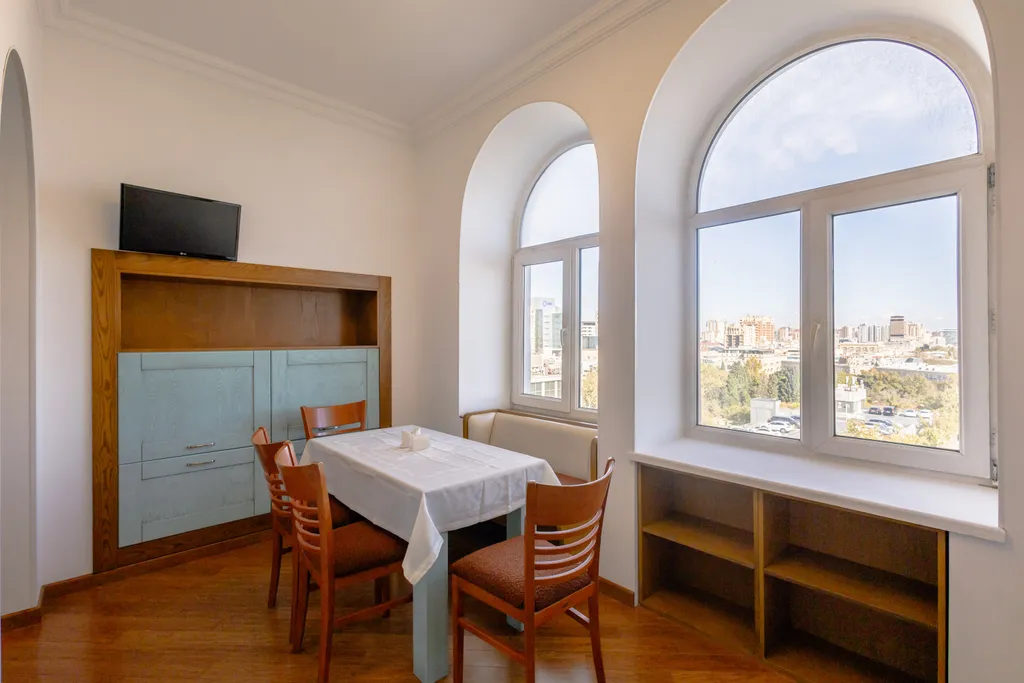 Апартаменты с видом на торговую улицу