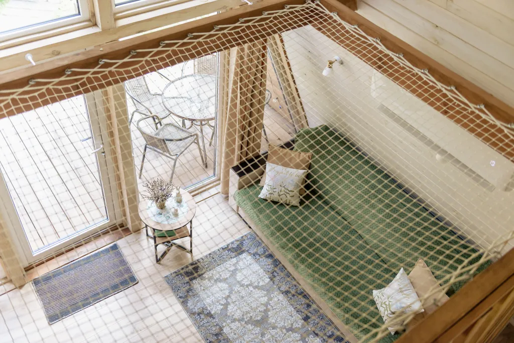 Треугольный дом в лесу Gray