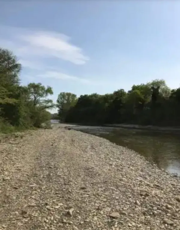 Уютный коттедж в лесу на берегу реки