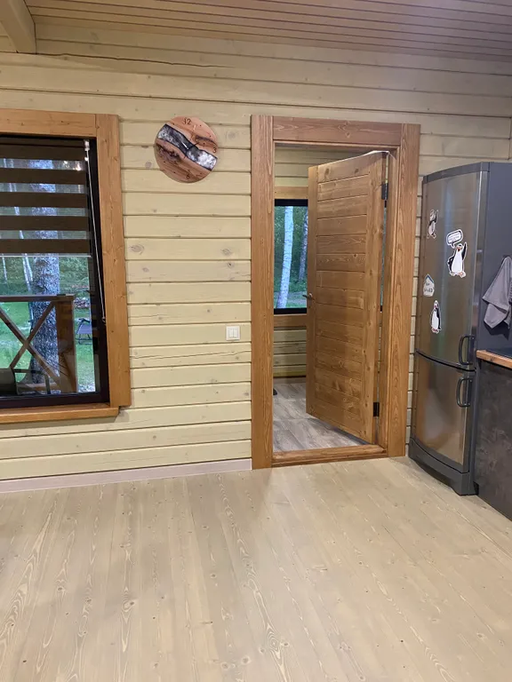 Уютный домик в лесу около реки