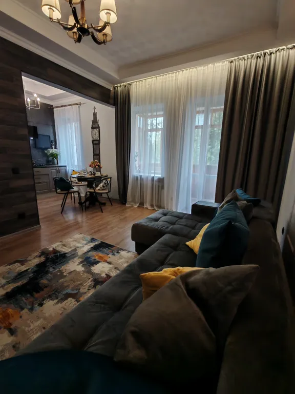 Просторная современная сталинка, в центре рядом с ресторанами и кафе