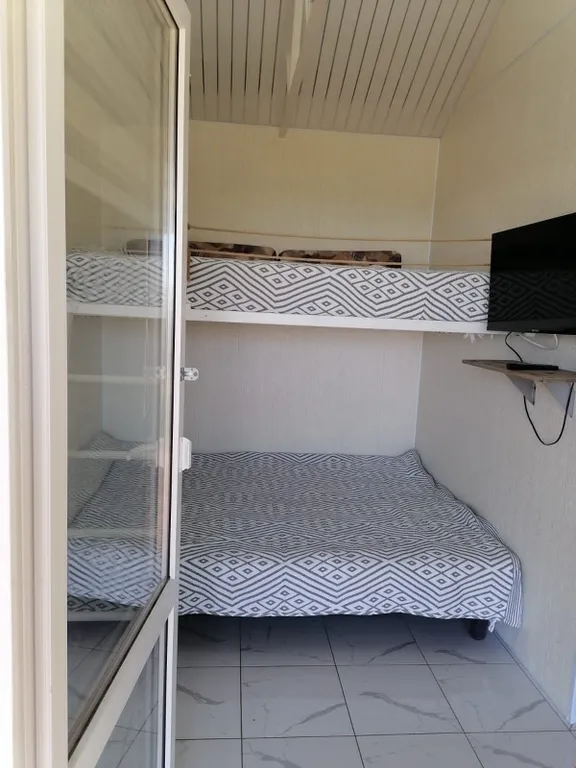 Отдельный домик в саду с видом на море