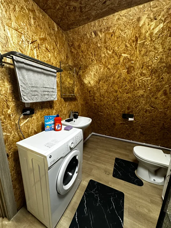 Уютный дом с видом на лес и железную дорогу