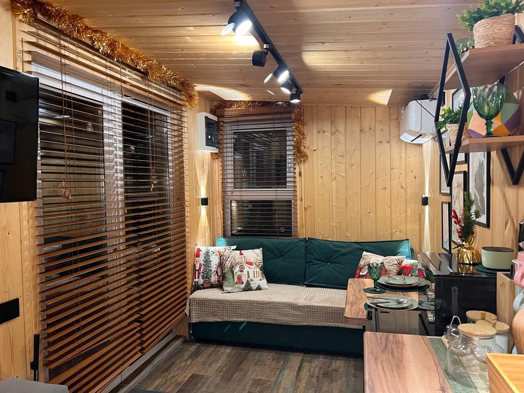 Атмосферный дом в соснах