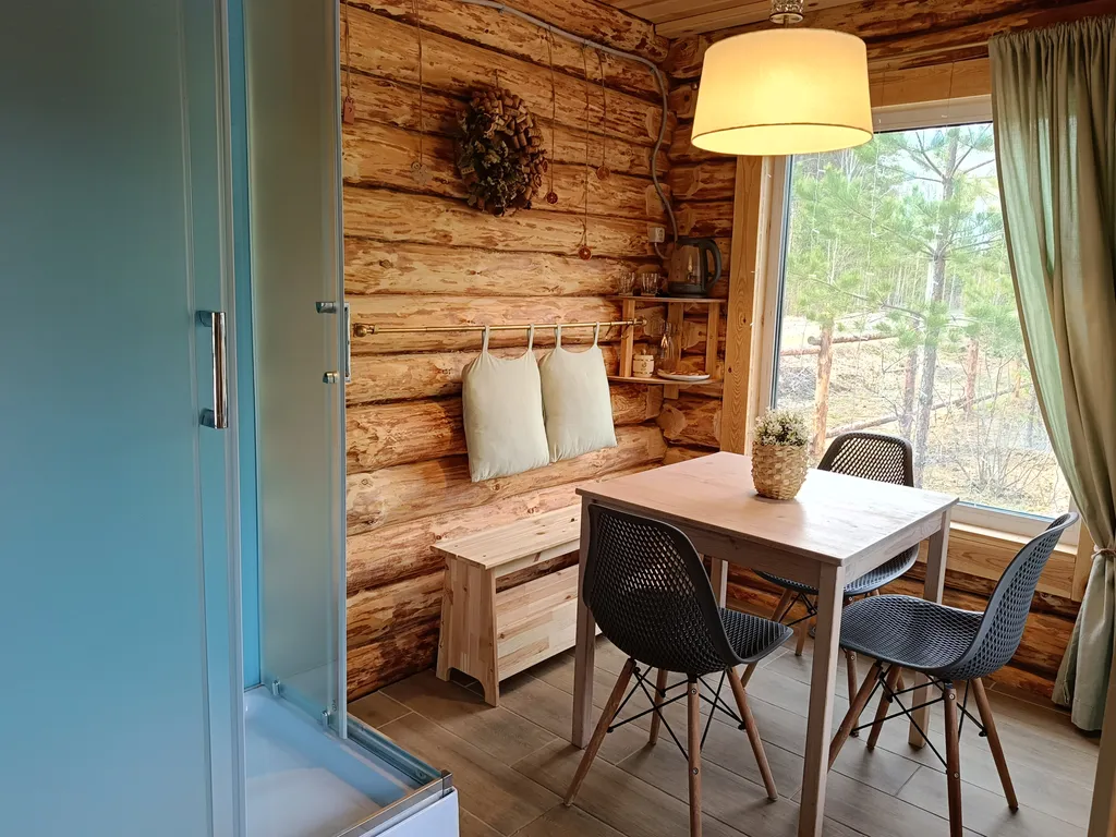 Темный домик на опушке леса