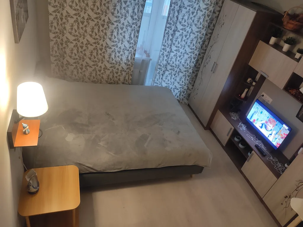 Удобная кровать в уютной квартире