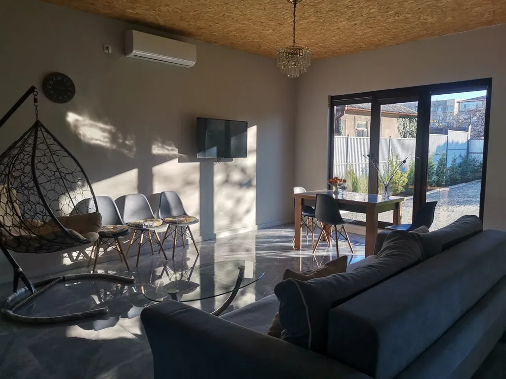 Дом под ключ с зелёной лужайкой и плодовыми насаждениями