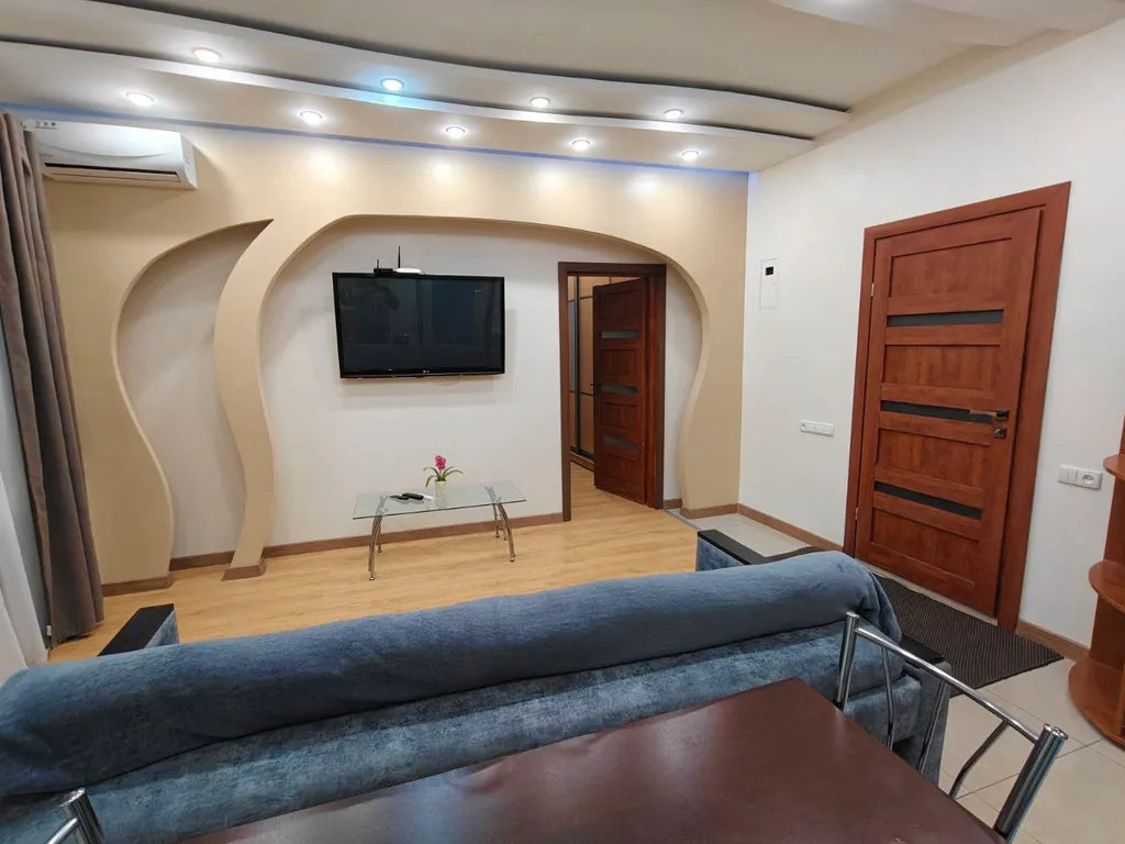 С круглосуточной водой двухкомнатная квартира в центре возле большого ТоргЦентра