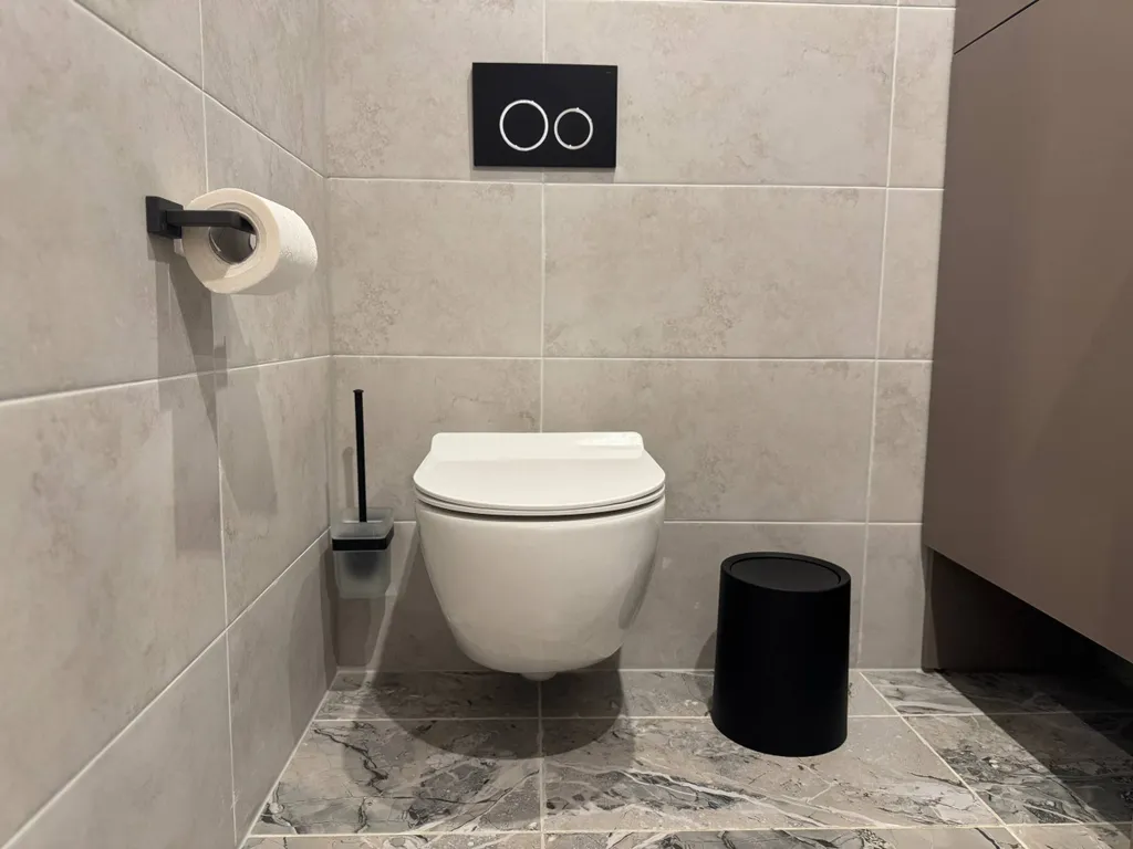 Дом проживание на вершине горы с видом на озеро, горы и лес