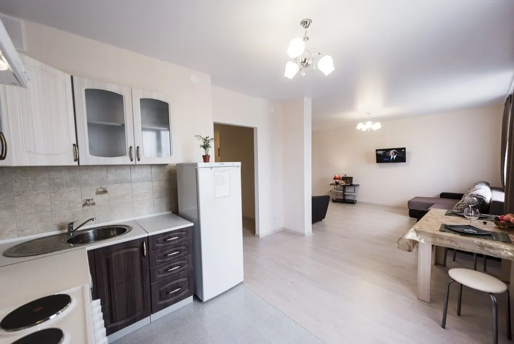 2-комнатня квартира (рядом Суворовское училище и Хилтон)