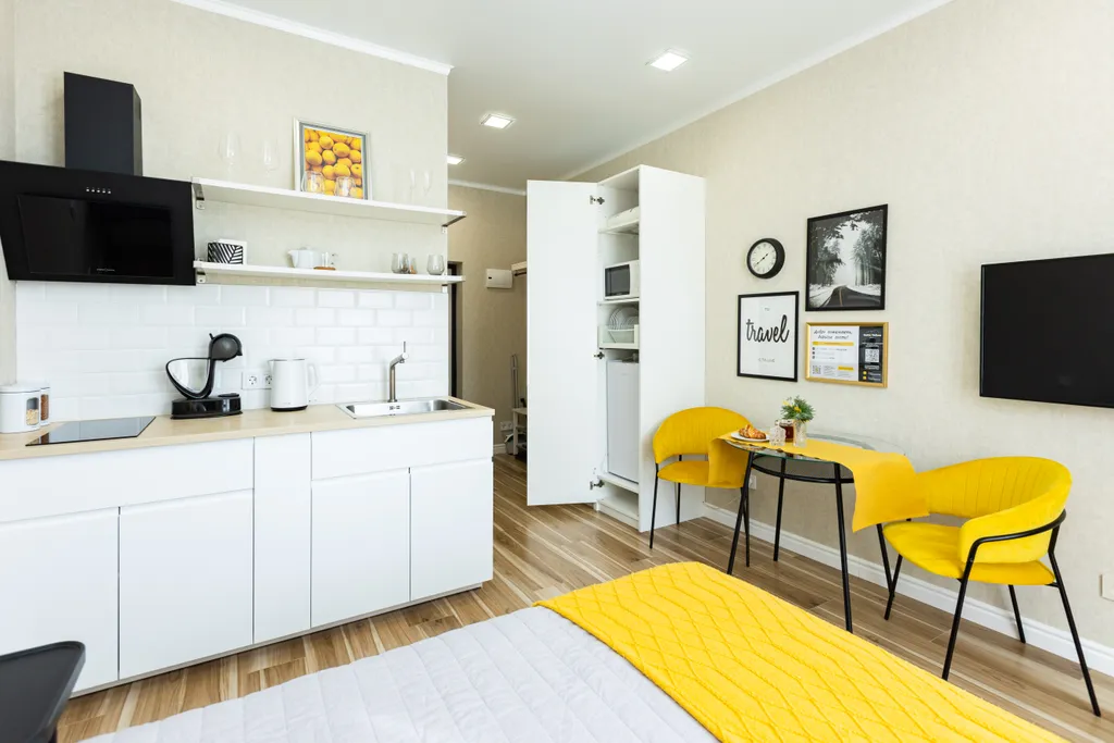 Студия с видом на закат в горах