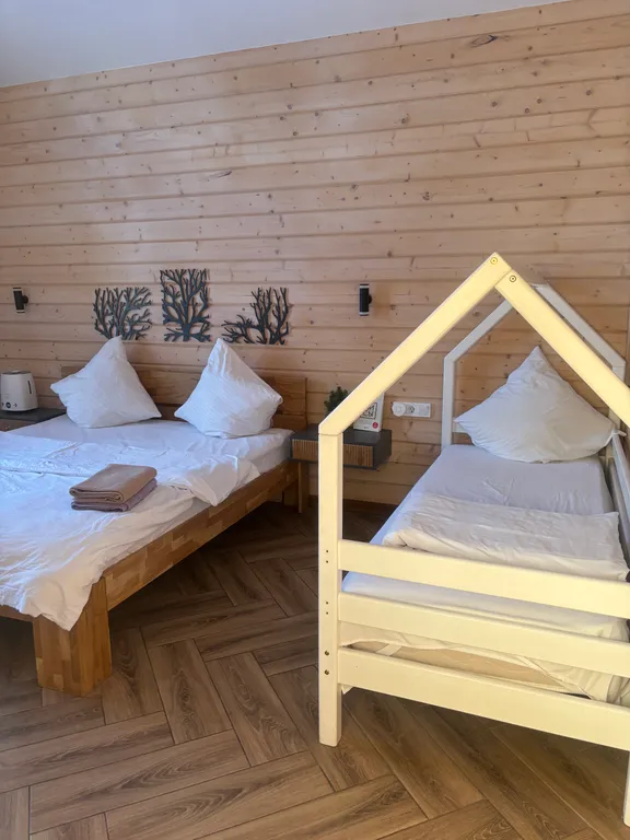 Дом у Коркинского озера с баней, купелью и детской площадкой.