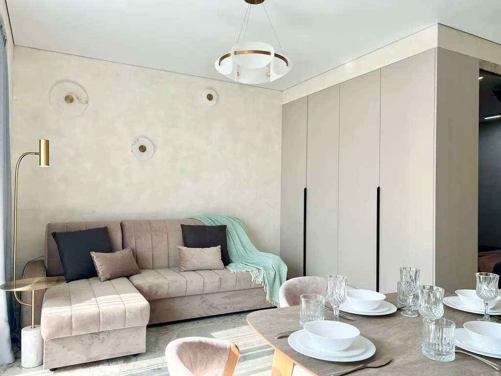 Современный апартамент с бассейном