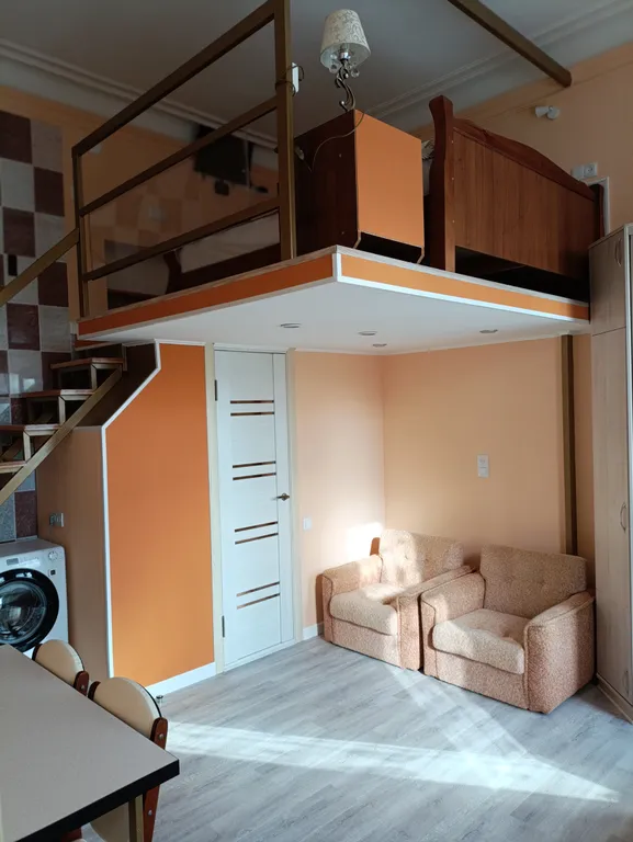 Двухуровневая квартира в центре города с высокими потолками