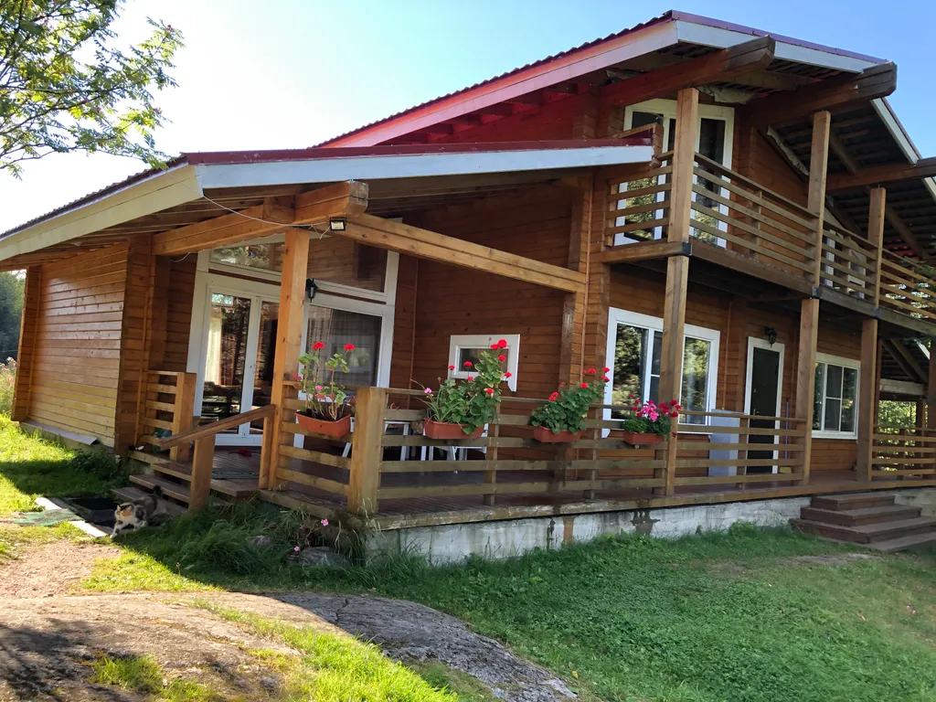 Большой уютный деревянный коттедж на самом берегу Ладожских шхер