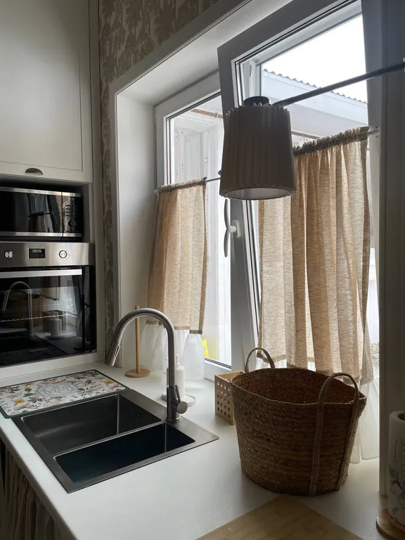 Дом с бассейном у леса