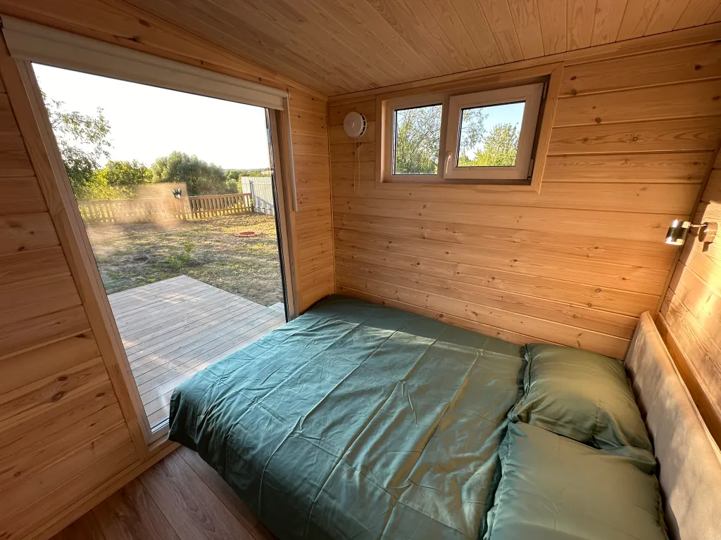 Современный дом на самом берегу реки