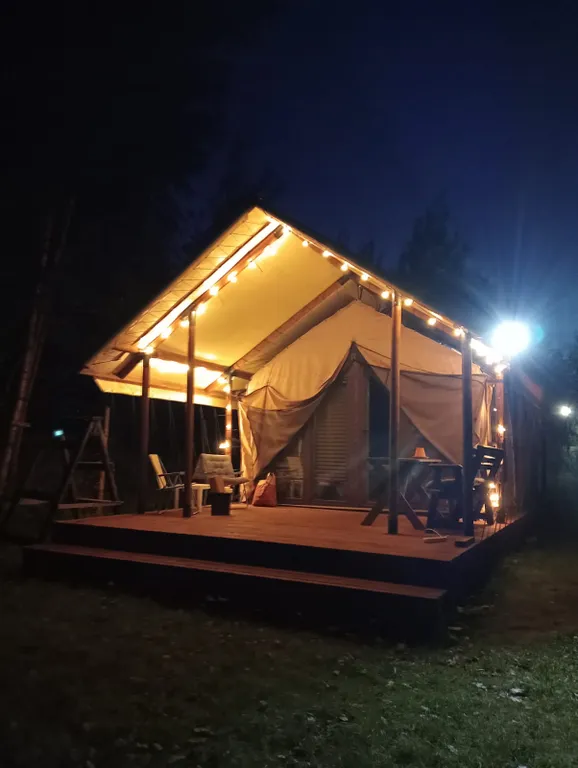 Коттедж Уютный, зимний эко-дом Сафари с потрясающим видом на ручей и лес — Зеленая Роща