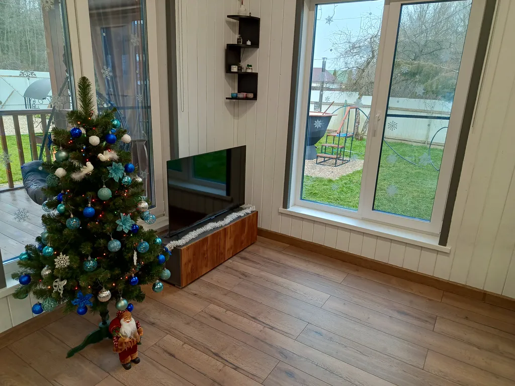 Уютный и теплый дом у леса