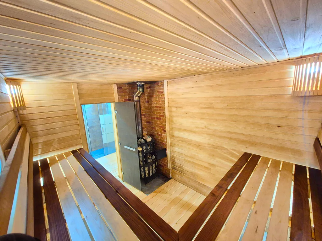 Дом с баней и бассейном