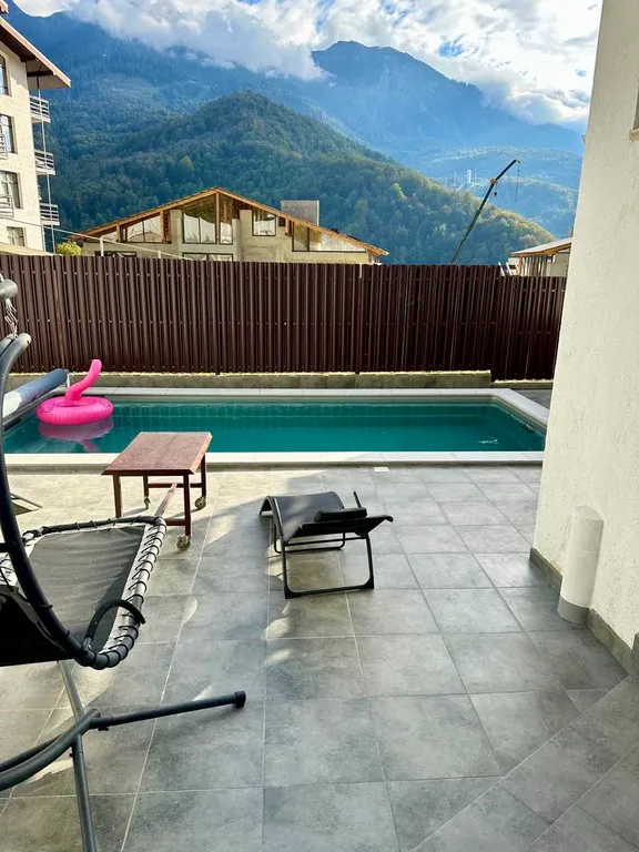 Дом с шикарным видом на горы, с теплым бассейном и баней на дровах