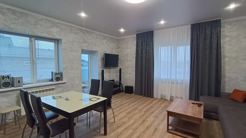 Трёхкомнатный новый коттедж в черте города с бассейном