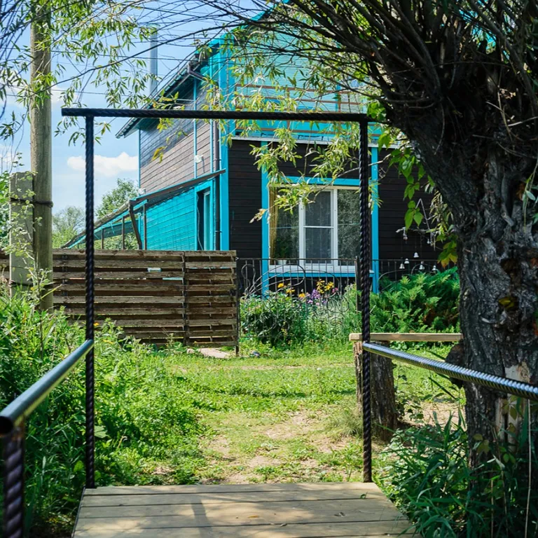 Домик прямо на берегу озера Тосканка