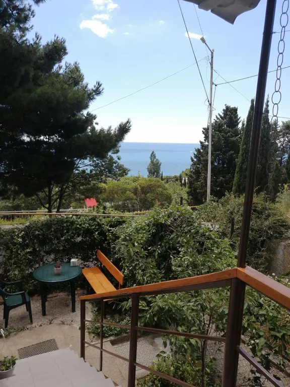 Квартира-студия напротив Мисхорского парка c двориком