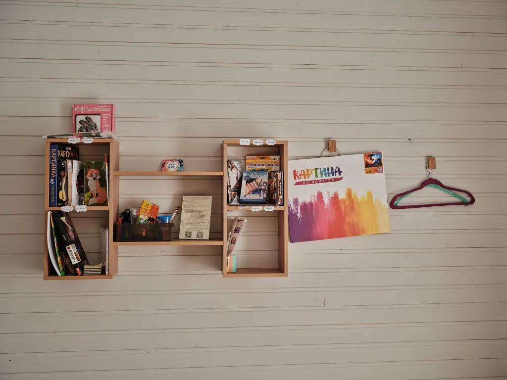 Творческий дом с игровой и полкой увлечений