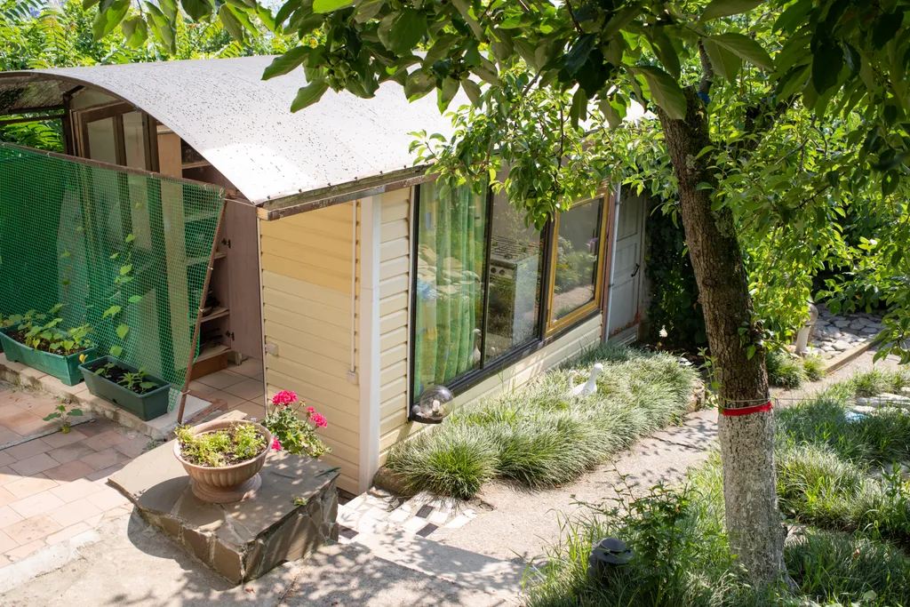 Домик в красивом саду