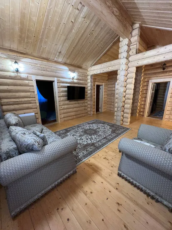 Большой коттедж на побережье озера Тосканка