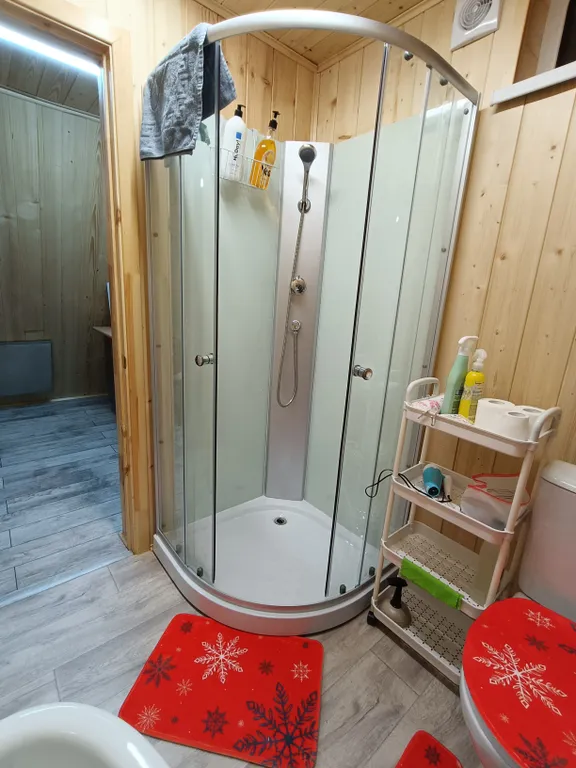 Уютный А-фрейм с чаном у озера