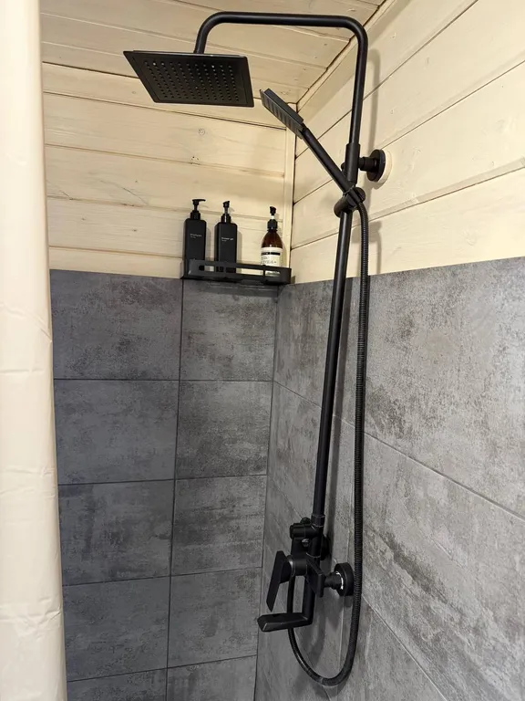 Новый дом в стиле барн Хаус на берегу реки