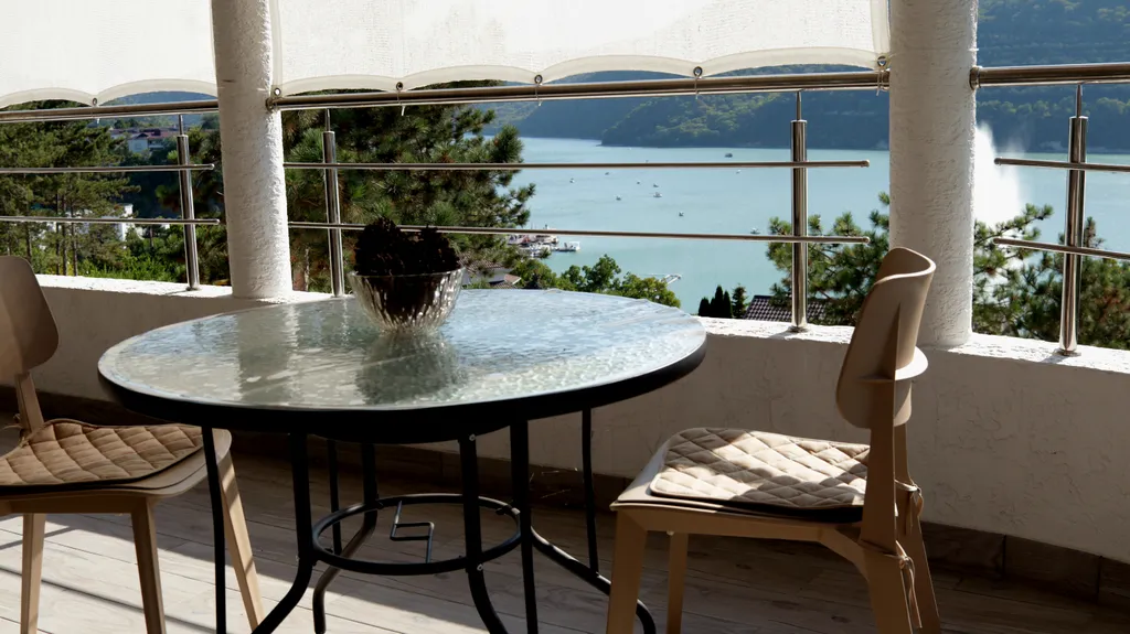 Комфортный номер с террасой и с видом на озеро