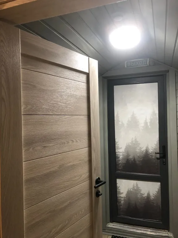 Уютный загородный дом с зоной барбекю и приватной территорией