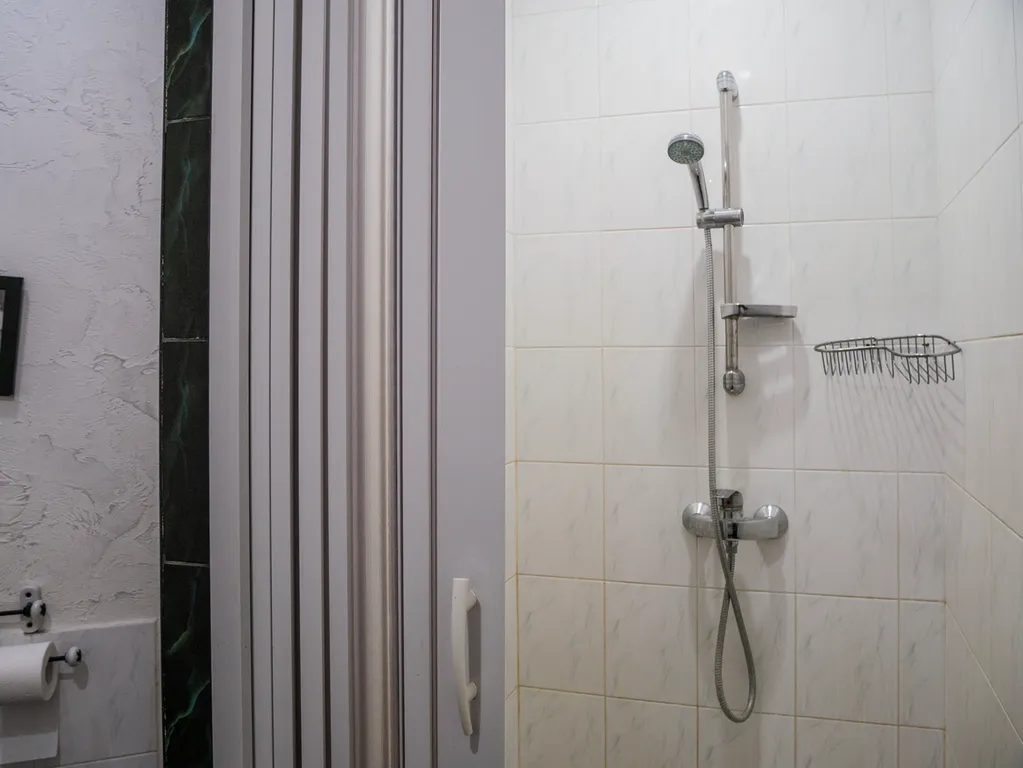 Комната с одной двуспальной кроватью в коттедже