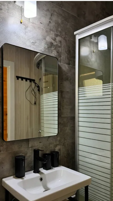 Современные студии на берегу реки