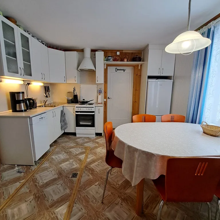 Дом с качелями