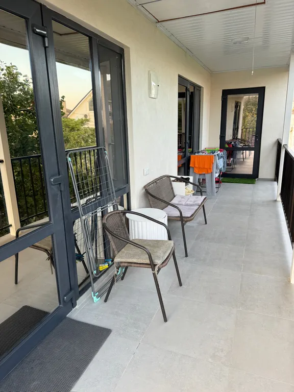 Дом рядом с лесом, с большой кухней и огромной парковой