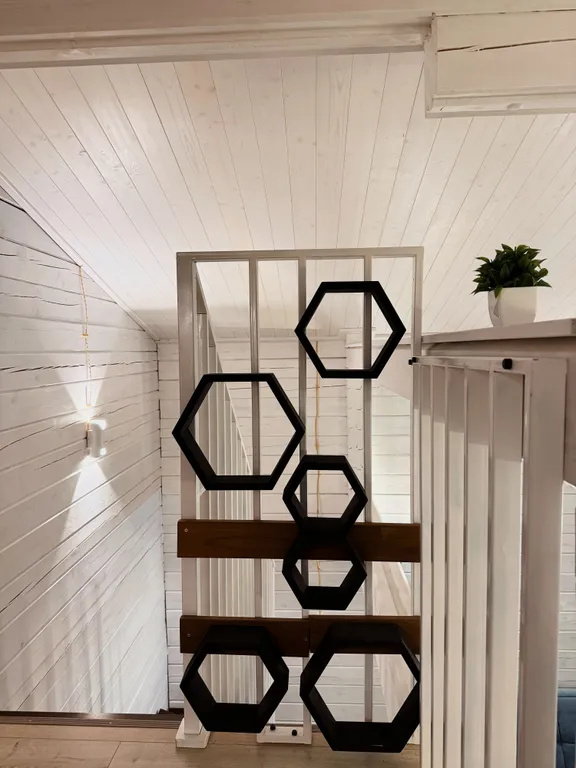 Белый дом и сосны