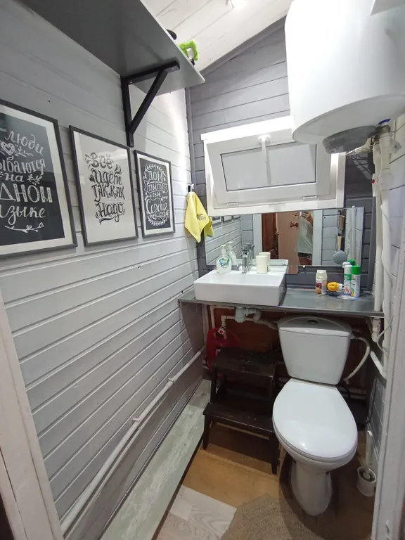 Дом с баней, бассейном и беседкой