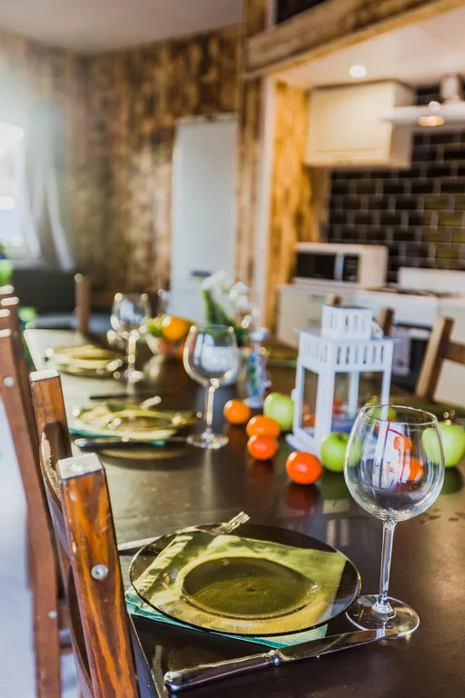 Дом с панорамными окнами на берегу озера, баня, лодка